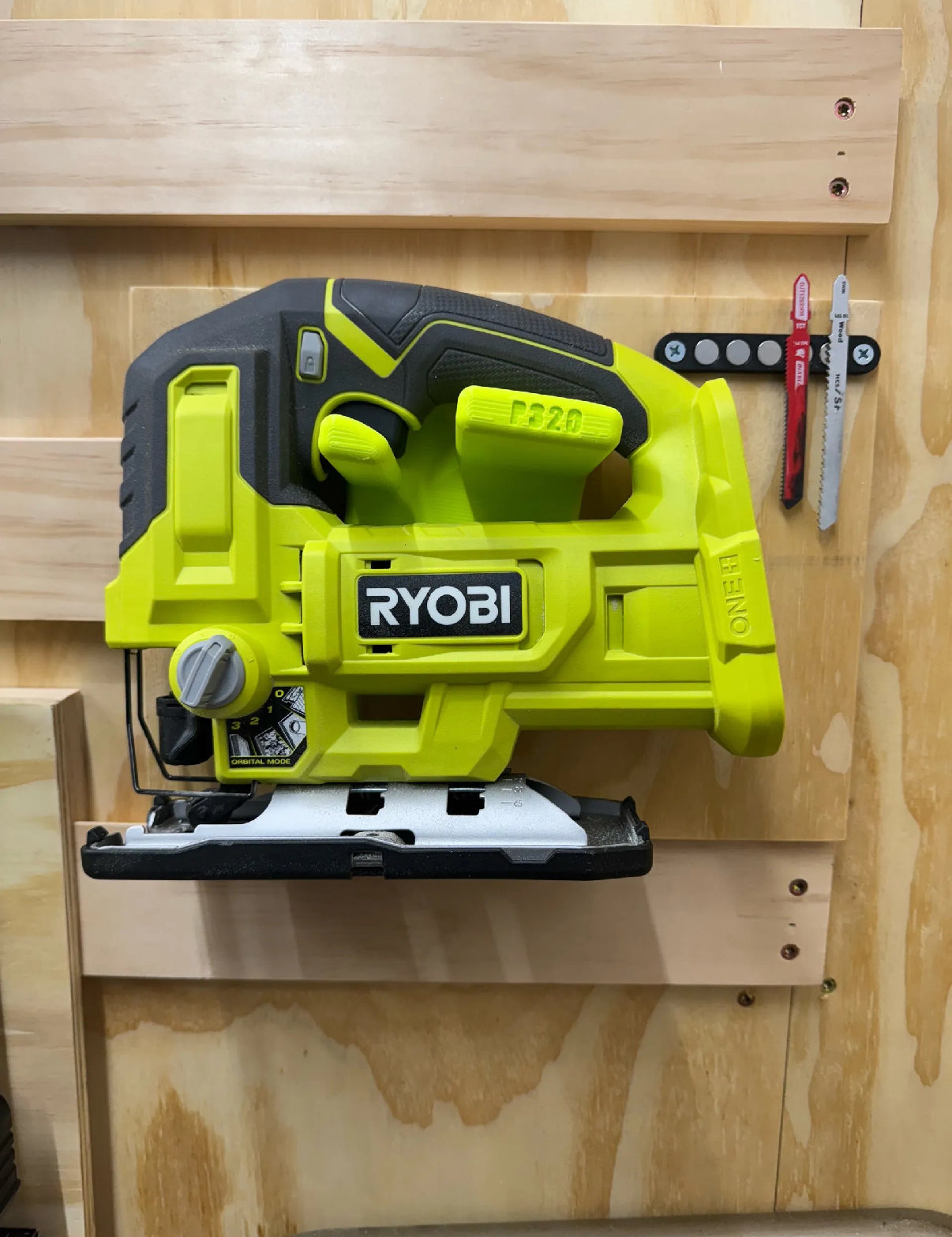 RYOBI veggmontert feste.
